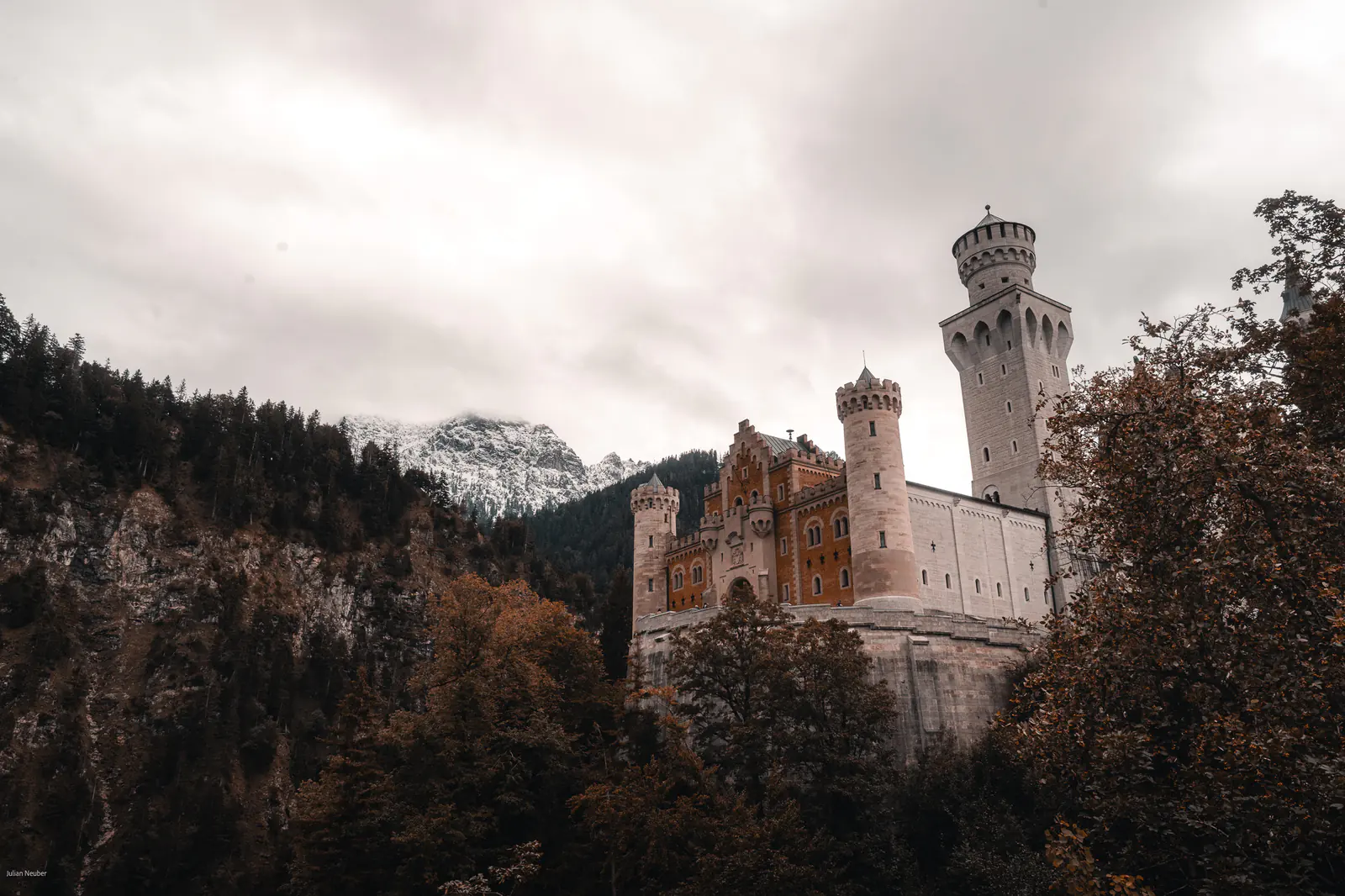 Foto: ein Märchenschloss mit hohen Türmen zwischen Wald und Wolken, in die warmen Farben der Young-&-New-Adult-Welt getaucht: der Weg in die zweite Welt