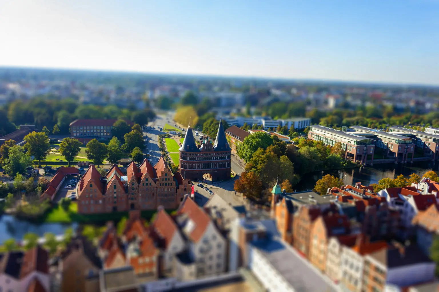 Luftbild der Lübecker Altstadt mit Holstentor, Salzspeichern und Backsteingiebeln, im Ink-Blau der Manga-Welt eingefärbt
